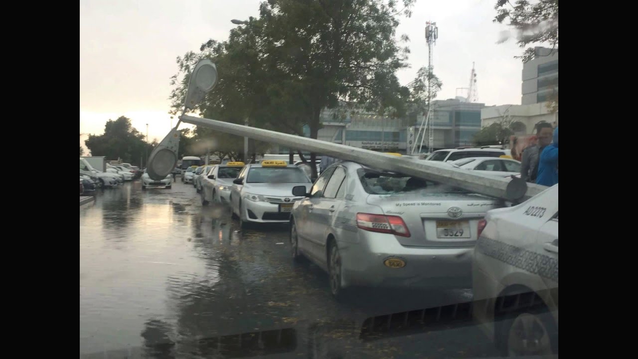 Дубай дождь сегодня. Ураган в Дубае. Буря Дубай фото. Dubai weather Rain with Burshkalifa.