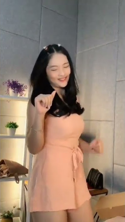 PAKE BAJU PINK DEPAN KAMERA JADI VIRAL DI TIKTOK