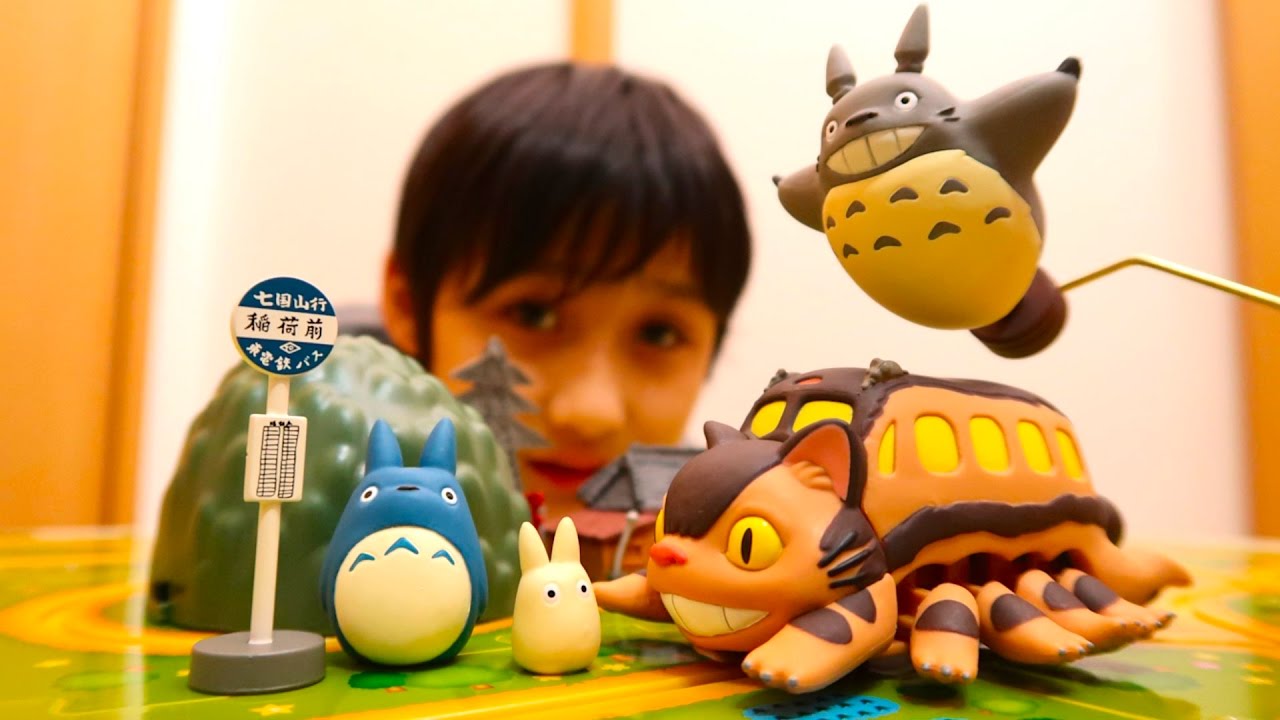 リアルなネコバスにドキドキ ネコバス レールパズル Totoro Catbus Running Around On Table かとちゃん Youtube