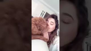 Simay Barlas Köpeğiyle Video Çekti Abone Ol