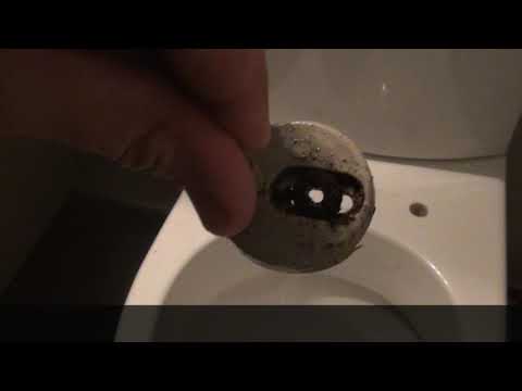 Vidéo: Comment casser un boulon sur une toilette?