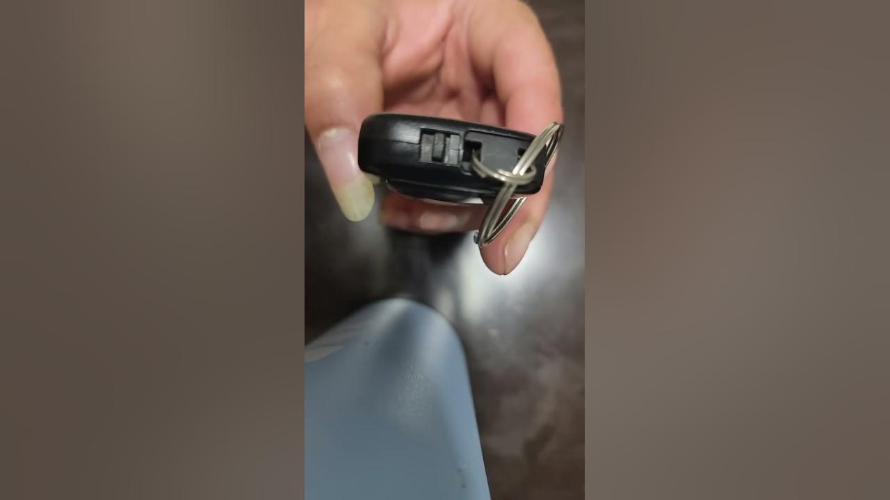 como cambiar la batería a control de toyota highlander 2020 - YouTube