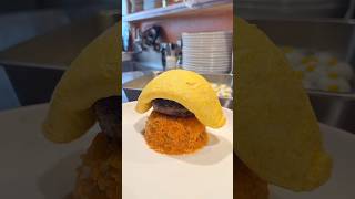 大量のうずら卵を並べた可愛いオムライス!肉厚ハンバーグを挟んだボリューミーな一皿