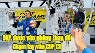 Đỗ Kim Phúc vinh dự được vào phòng thay đồ và chạm tay vào chiếc Cup Chung Kết Champions League 2024