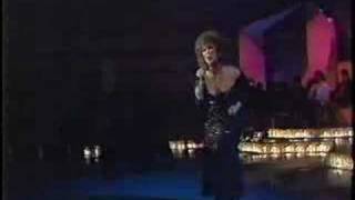 Angelica Maria cantando "Una Copa de Champagne"