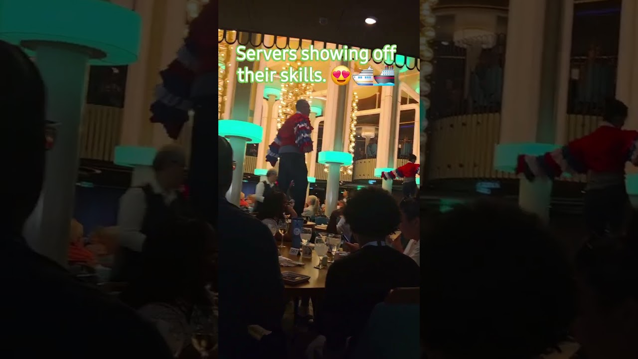 Who wouldn't love some entertainment from the crew while eating? 😍♥️🛳. #carnivalmardigras