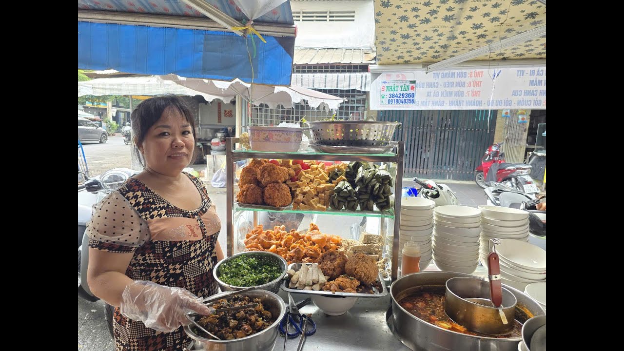 Bún riêu cua đồng đông khách nhất Sài Gòn, cục riêu to như trái xoài ...