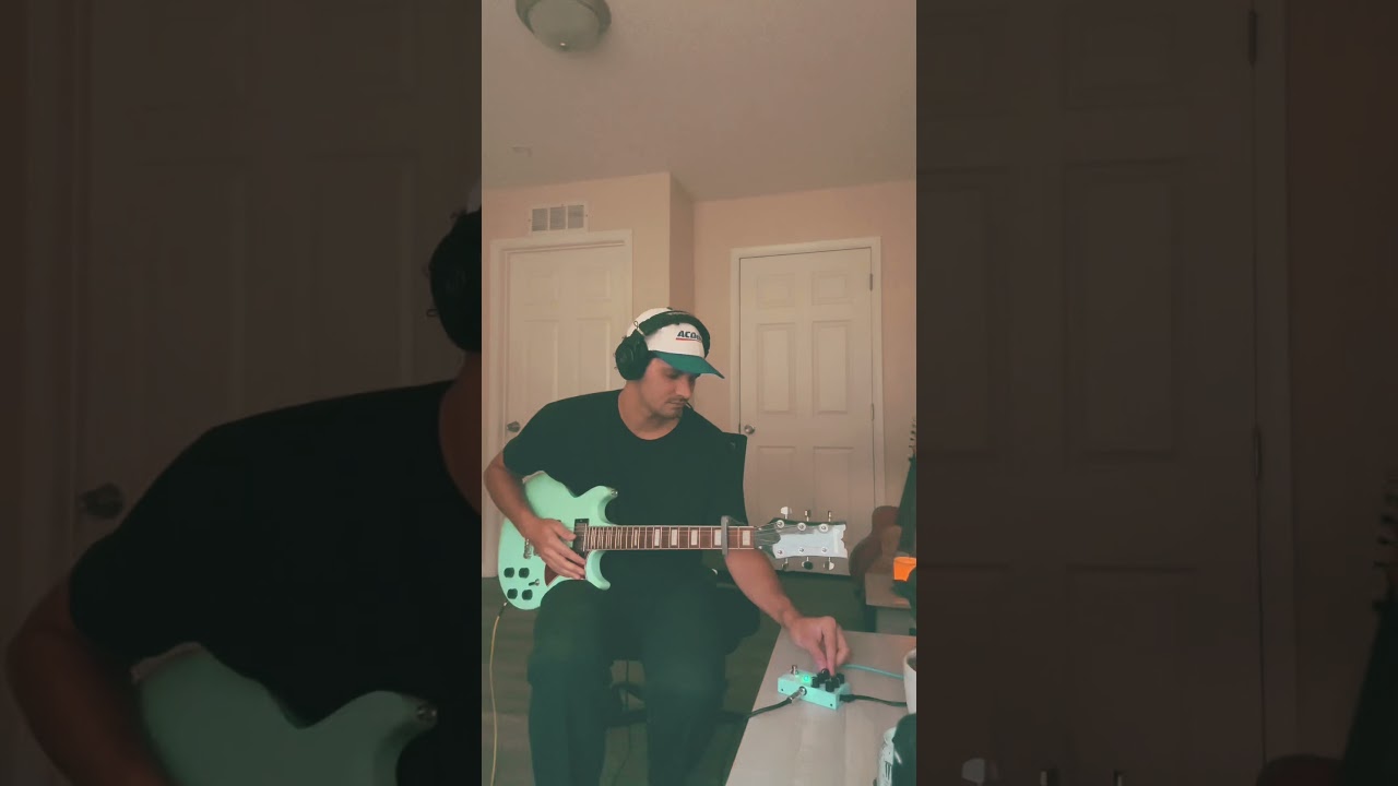 Looping into the mini universe m-vave pedal 🖤 