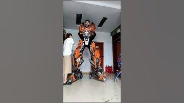 Thumbnail of How to wear the 2.6m tall Bumblebee costume ? 😍
