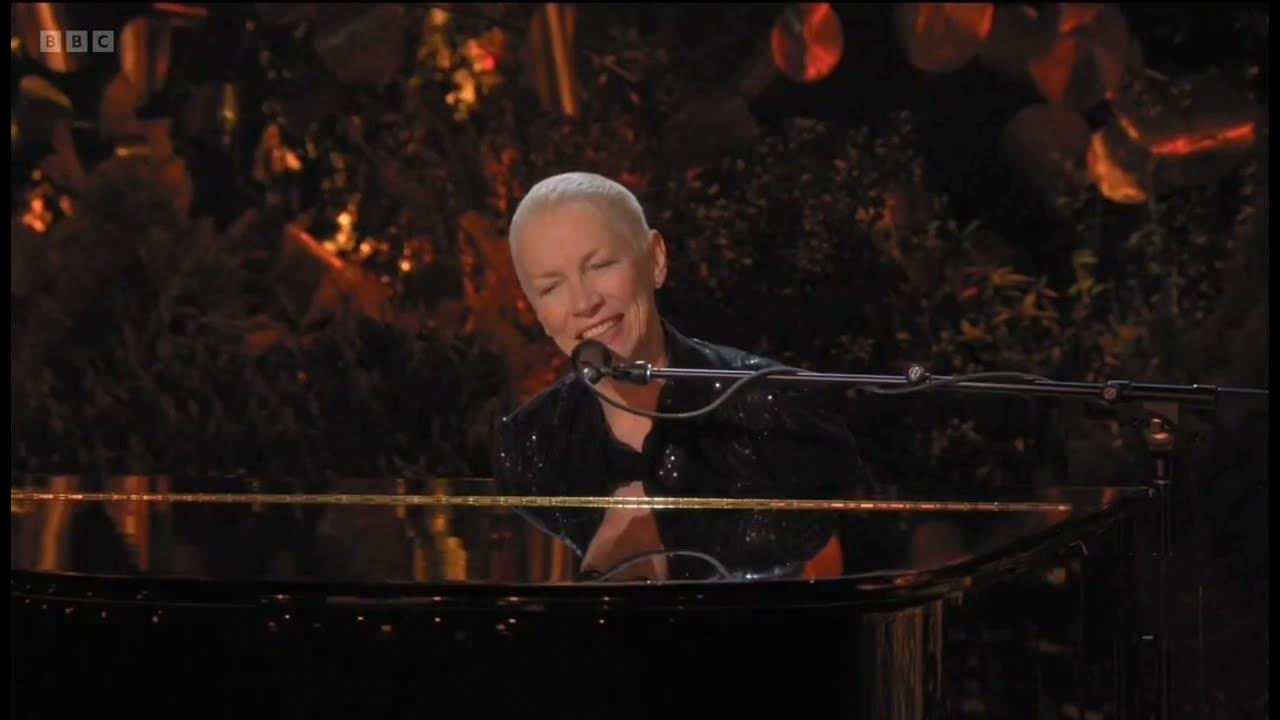 Annie lennox here comes the rain again live at the earthshot prize