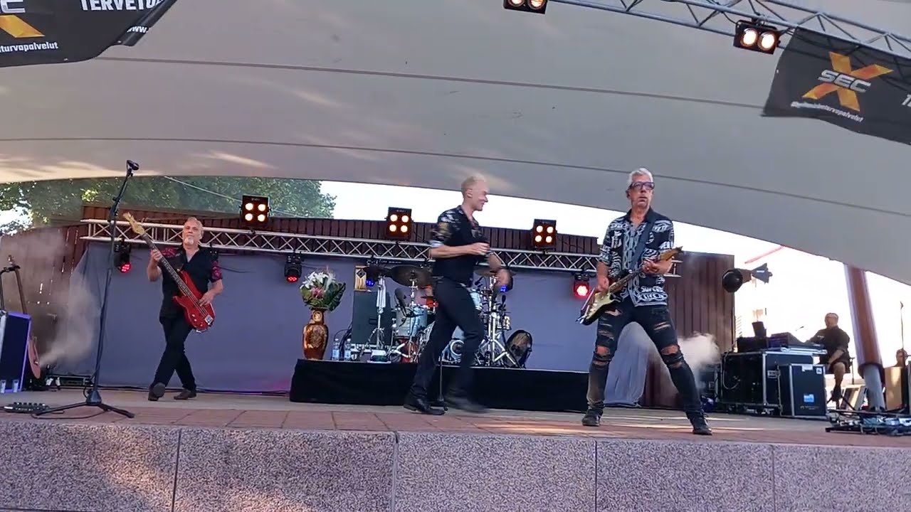 Juppihippipunkkari - Neljä Ruusua live at Salo Iltatori #suomipop #suomirock #salo #klassikko 