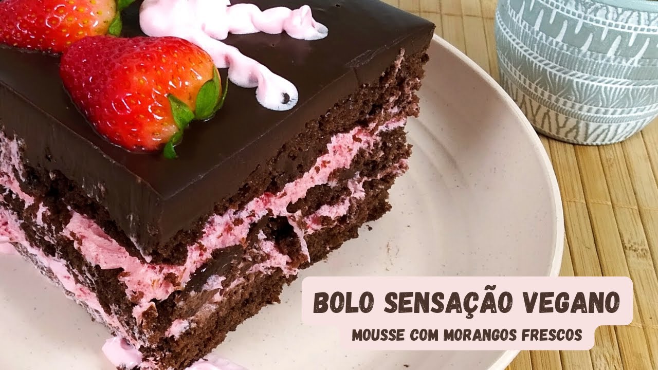 BOLO SENSAÇÃO VEGANO DE ANIVERSÁRIO FÁCIL - MOUSSE DE MORANGO BEM CREMOSO E GUANACHE DELICIOSO