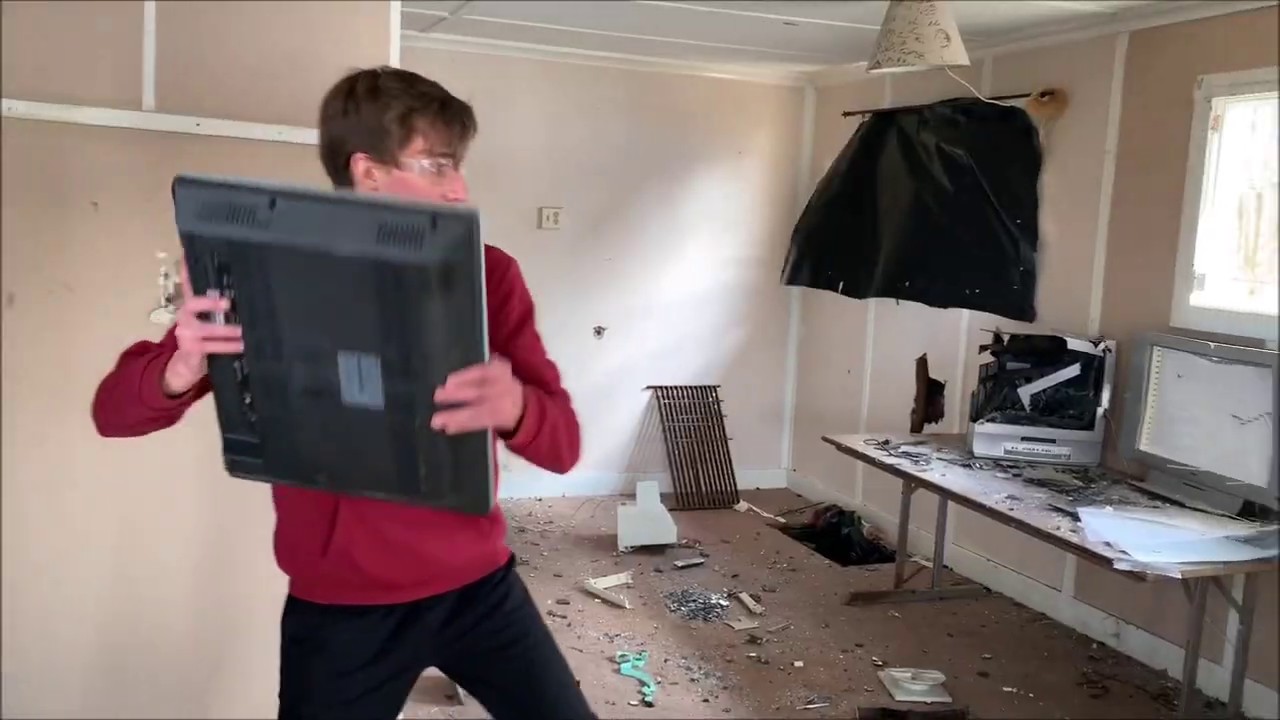 Великий разбить. Smashing a Wall of giant TVS! Destroying Electronics. Destroy Electronic.