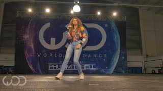 Девушка исполнила таттинг—танец,в котором руками и ногами выстраивают геометрические фигуры Девушка исполнила таттинг—танец,в котором руками и ногами выстраивают геометрические фигуры