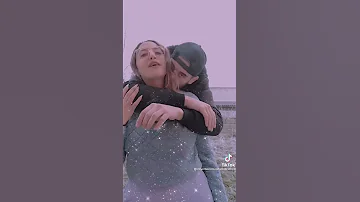 ساري كول و زوجها في لحظة رومنسية 