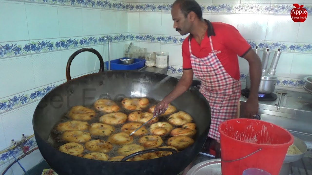 Vada making at Maharani Hotel In Munnar | urad dal vada | vada making recipe | APPLE STREET FOOD