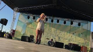 Елена Воробей рассказывает шутку про накаченные губы Елена Воробей рассказывает шутку про накаченные губы