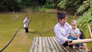 Daily Life of a 18 Year Old Single Mom - Journey to Bring Water to Bamboo Home & Take Care of Child