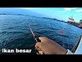 Orang mancing di laut dapat ikan besar