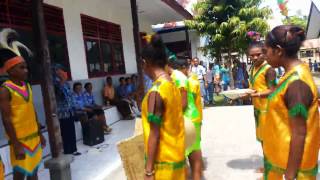 Upacara adat Papua-Yapen-smapgriserui -praktek Tari penyambutan pejabat