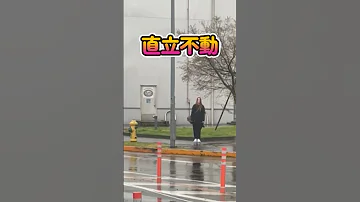 アメリカ国歌に直立不動する米海軍女性がまさかの Shorts 