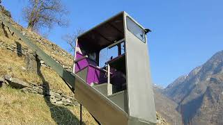 Privater Schrägaufzug in Grono - Fahrzeug kommt in die Talstation - inclined elevator Switzerland