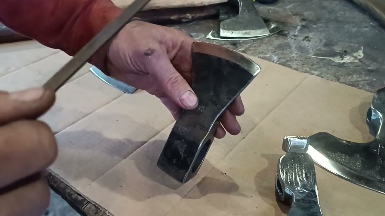 Не має дзвону у сокири???чи він поганий???