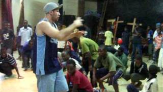 BBoy Hefo uczy tańczyć Breaka w Ugandzie