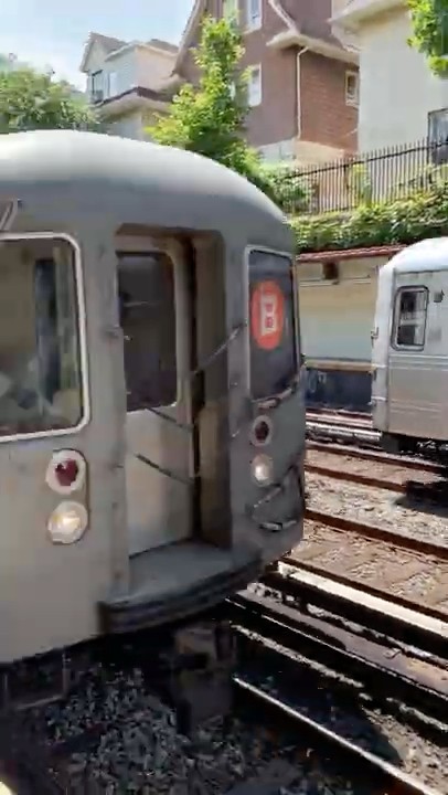 R68A (B) train arrives @ Cortelyou Road ft. R46 (Q) express train # ...