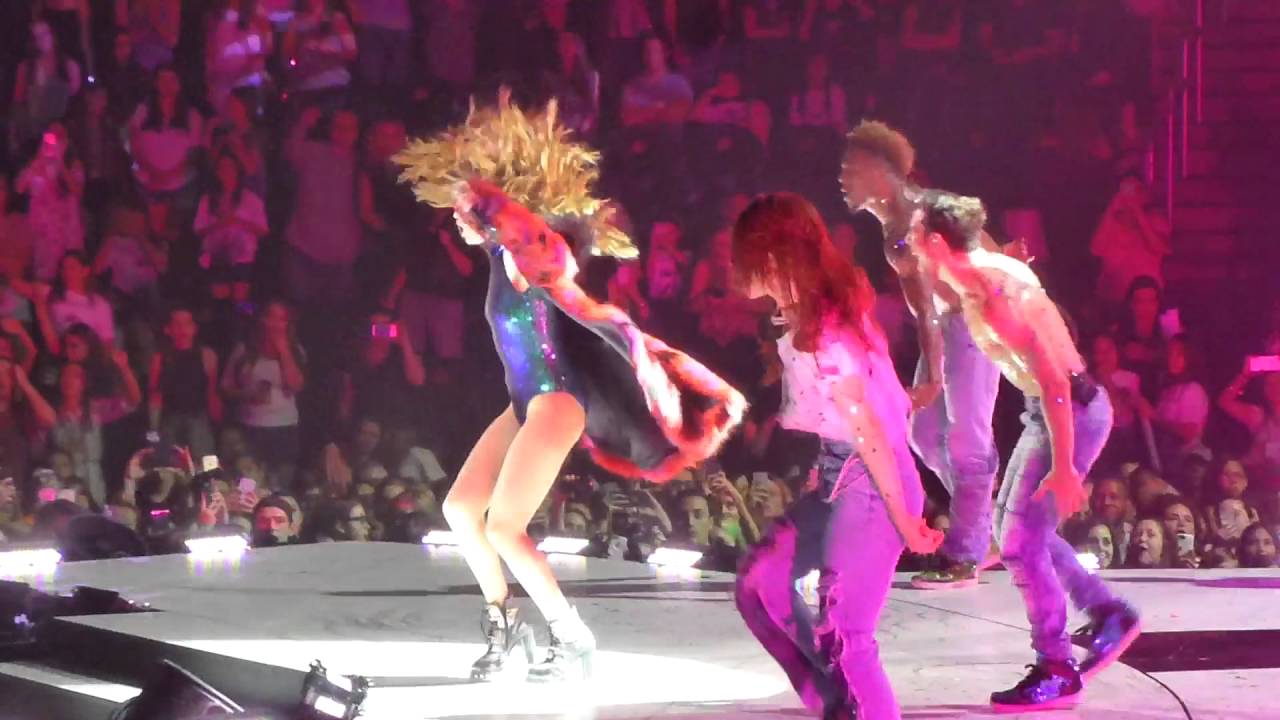 REVIVAL -SELENA GOMEZ: REVIVAL TOUR 6.2.16 NJ