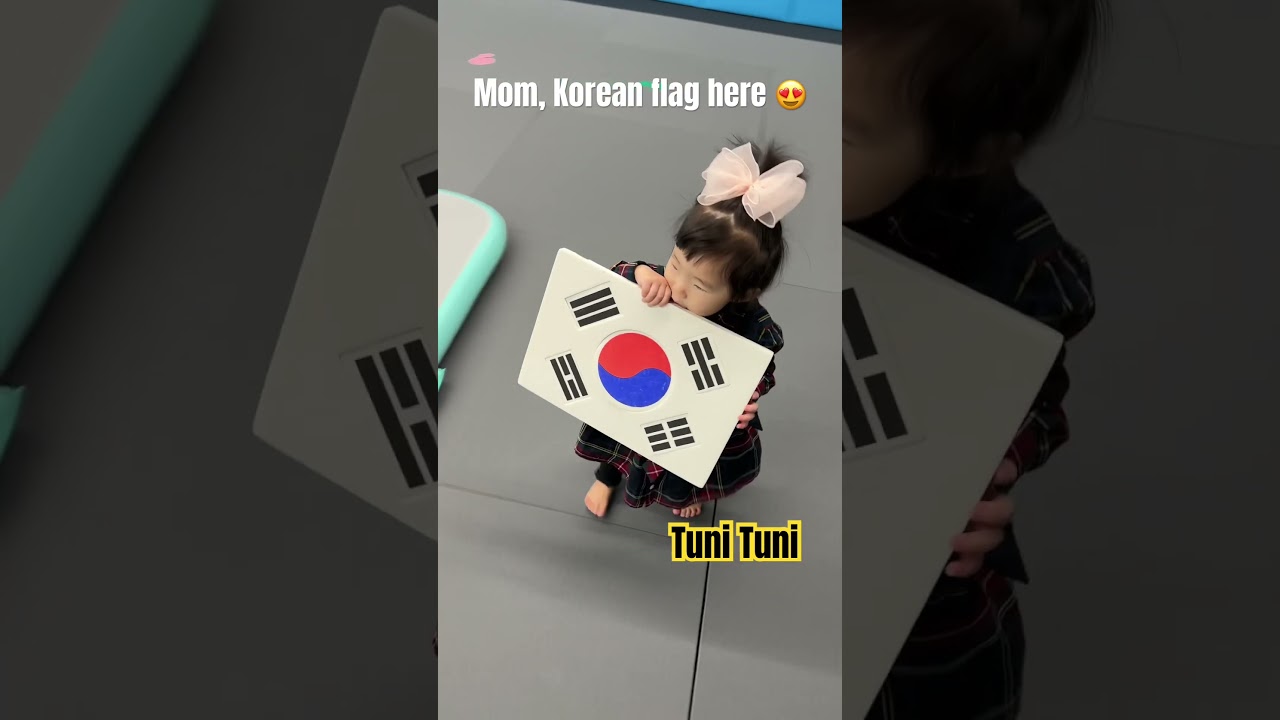 👧🏻 Ellie learned about the korean flag and its national flower 