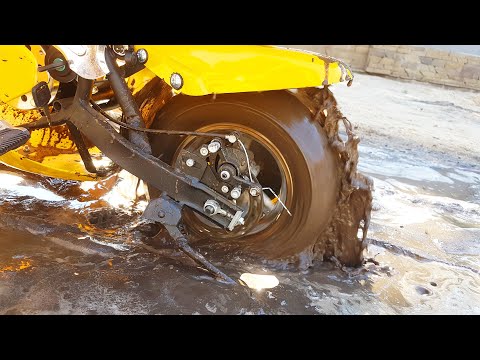Tidak mungkin Ayah naik sepeda motor dan terjebak di lumpur!!!