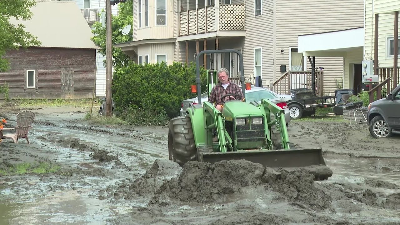 Vermonters volunteer to clean up after historic flooding - YouTube
