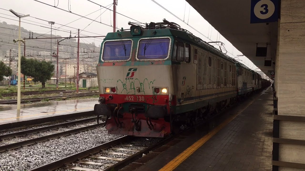 Treno militare in partenza dalla stazione ferroviaria di Salerno