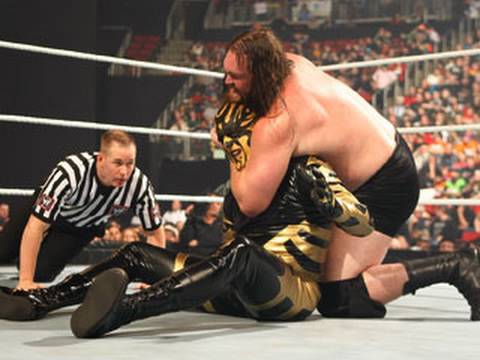 WWE Superstars: Goldust vs. Mike Knox