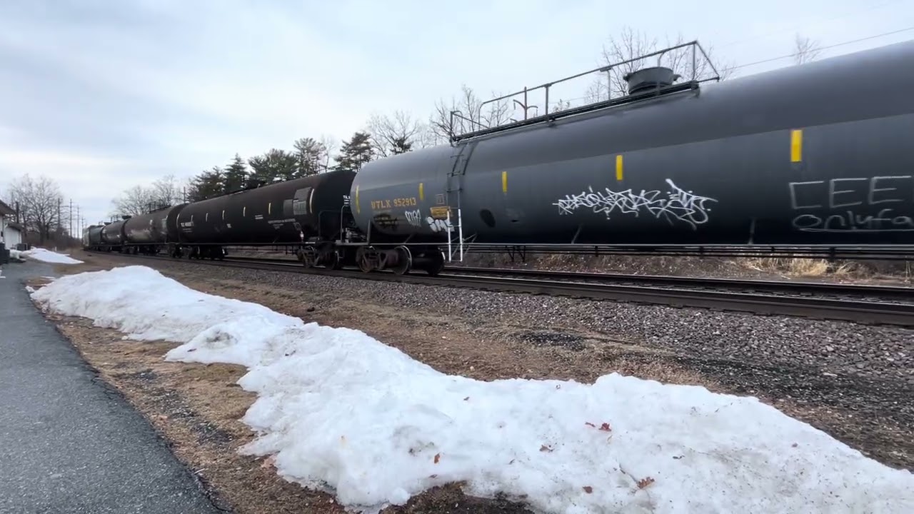 Long Manifest Lead by a EMD SD70ACe With an Awesome Horn Salute!