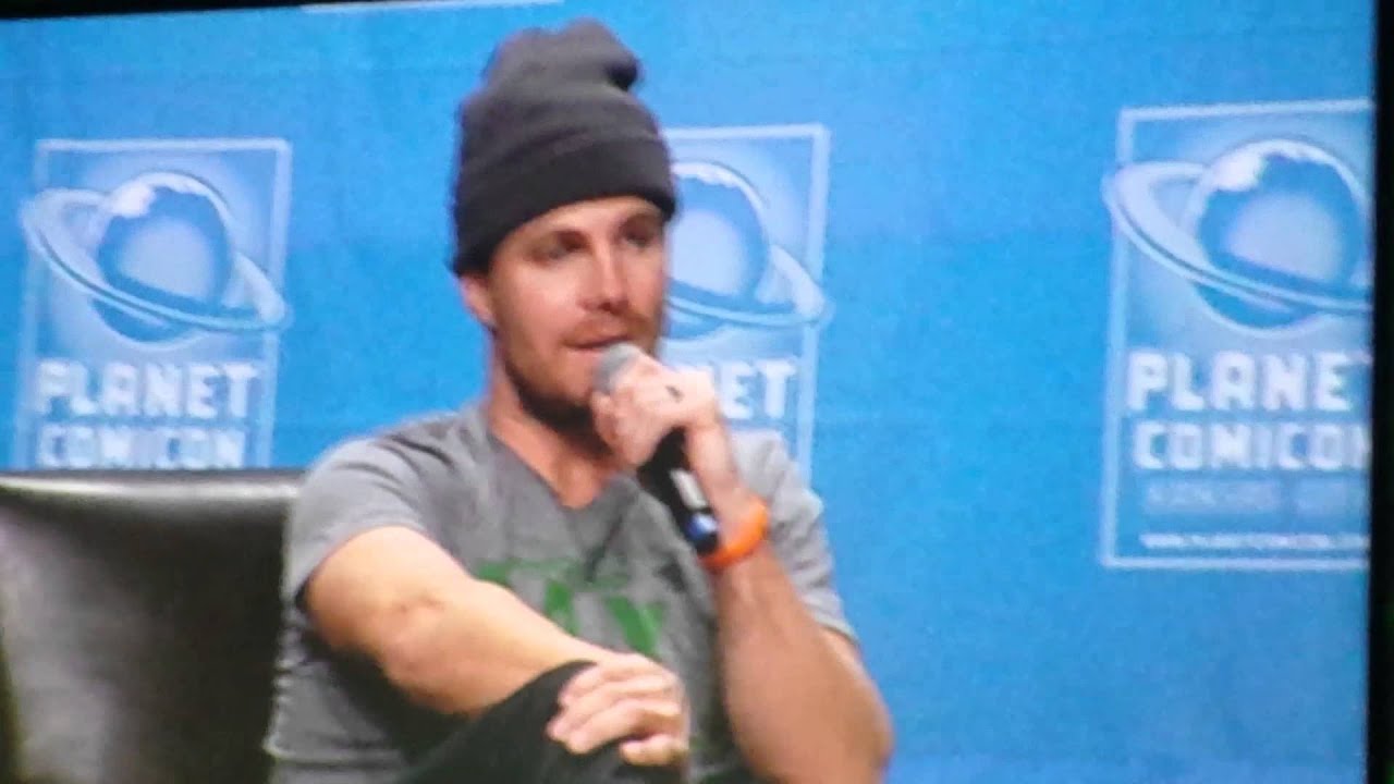 Stephen Amell on crossing into Batman Mythos