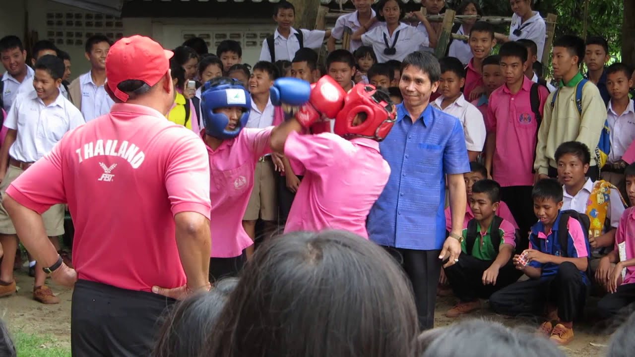 Teachers Supervise Fight Between Students at Thai School - YouTube