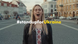 Ukrainian refugee sings with Lithuanians in support for Ukraine