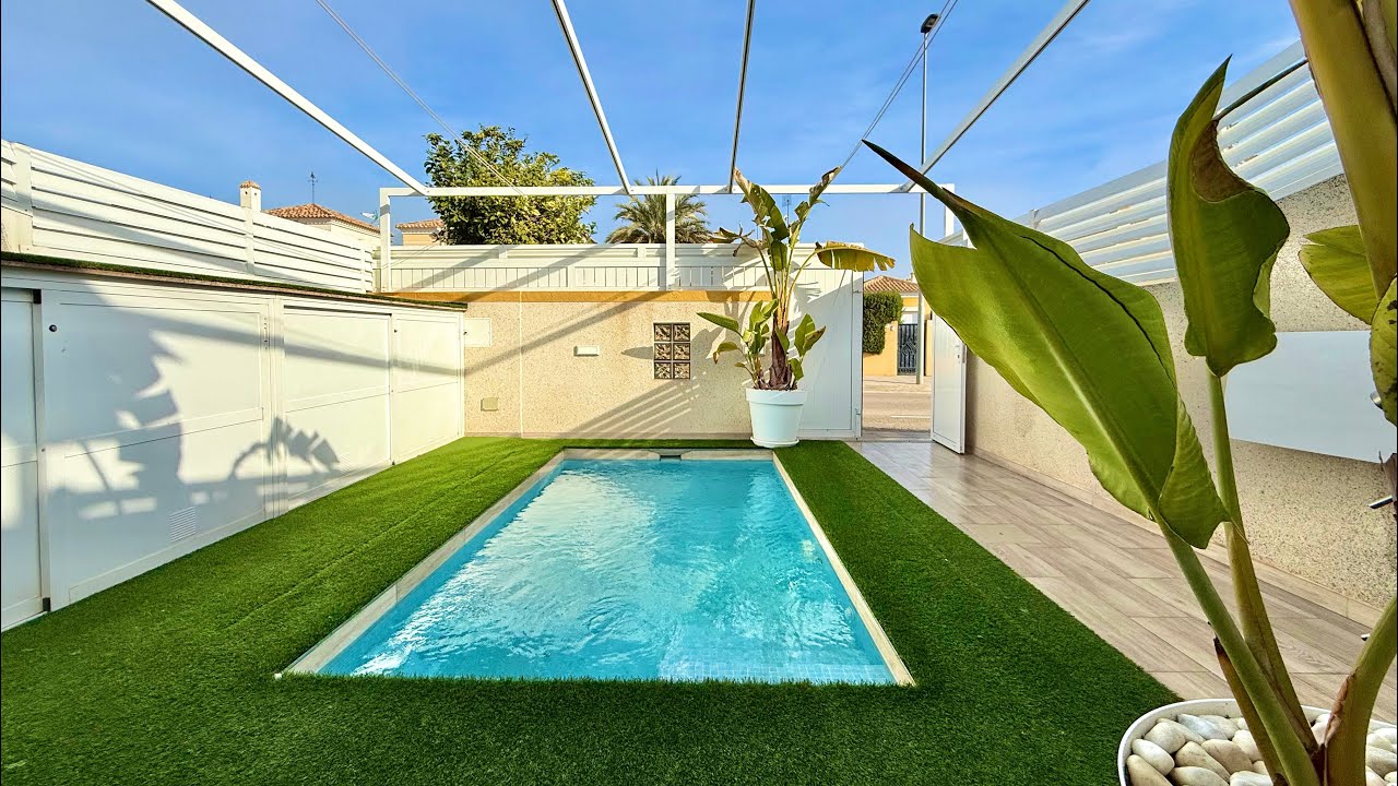 Casa en venta con piscina en Torre de la Horadada. Se vende dúplex con jardín de 3 habitaciones 