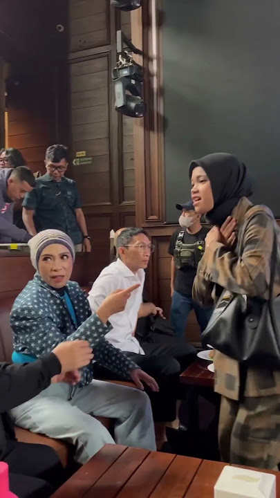 Pertemuan Ressa dengan Melly goeslow dan indrawatiacin (musica studio)