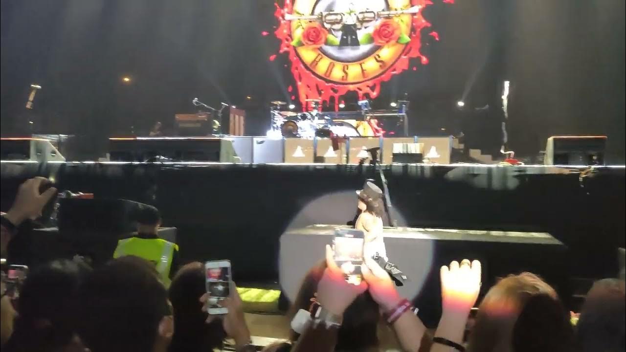 Slash went down the stage meet and greet fans after live in Bangkok
