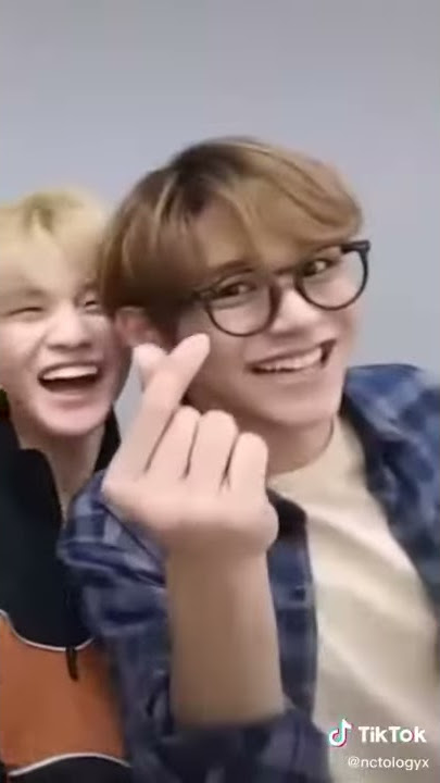 Dangdutan dulu 😌💚 with •NCT•