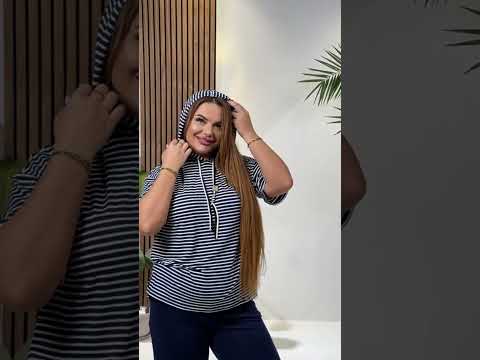 Літній жіночий прогулянковий костюм: смугаста футболка з капюшоном та шорти до колін, батал великі, видео 1