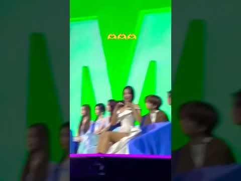 لطافة جيني مع البلينكز خلال حضورها حفل MMA Jennie لطافة جيني مع البلينكز خلال حضورها حفل MMA Jennie