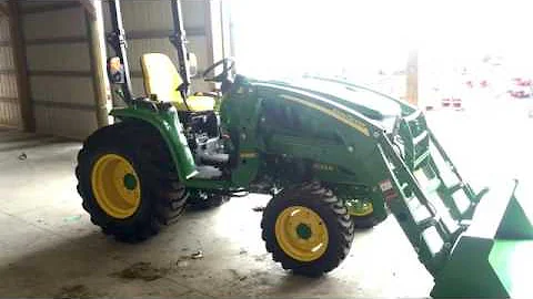 Kolik váží traktor John Deere 3033R?
