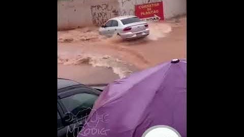 Motorista Tenta Passar Por Alagamento Mas é Arrastado Pela Correnteza --- DaUmJeito