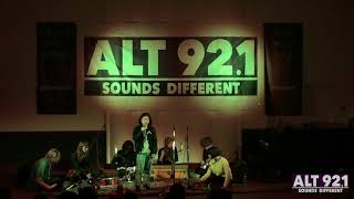 Superorganism Performs &quot;It&#39;s All Good&quot; in the Alt 92.1 Radio Theater