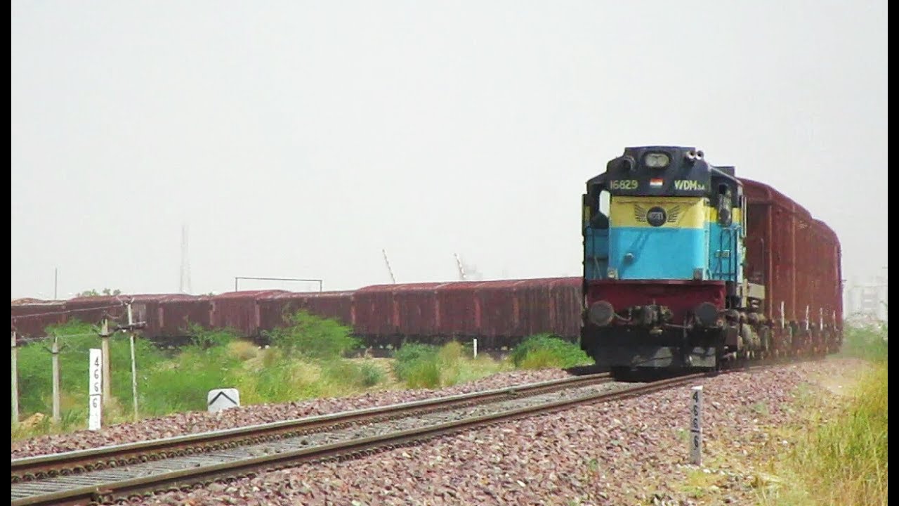 FREIGHT ON SPEED : Ratlam Liveried Vatva WDM3A Lcomotive Hauling Freight BCNA on Curve