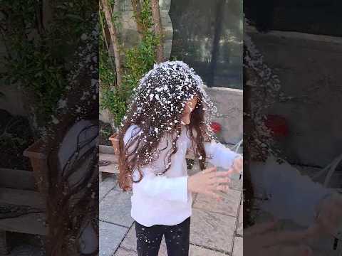 Elifin saçlarına kar yağdırdım.我在 Elif 的头发上下了雪